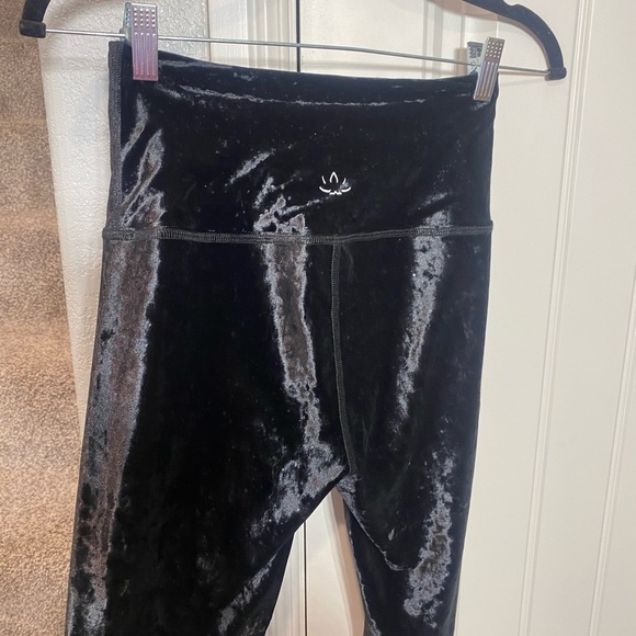 Beyond Yoga black Velvet Leggings - Picture 10 of 11